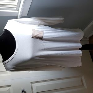 NWT Oh Concept women's hi-lo scoop neck top with 3/4 sleeves. Large